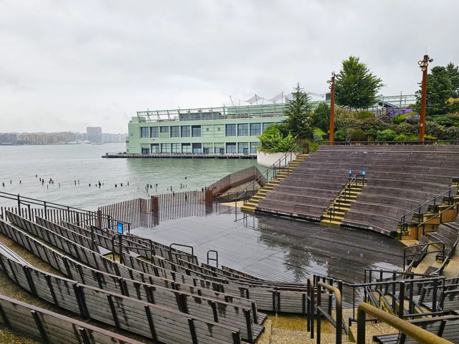 Ilha Pequena, anfiteatro