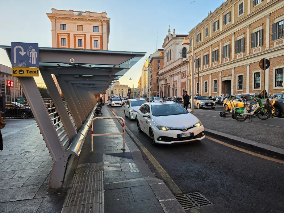 Paragem de táxis em frente à estação Roma Termini