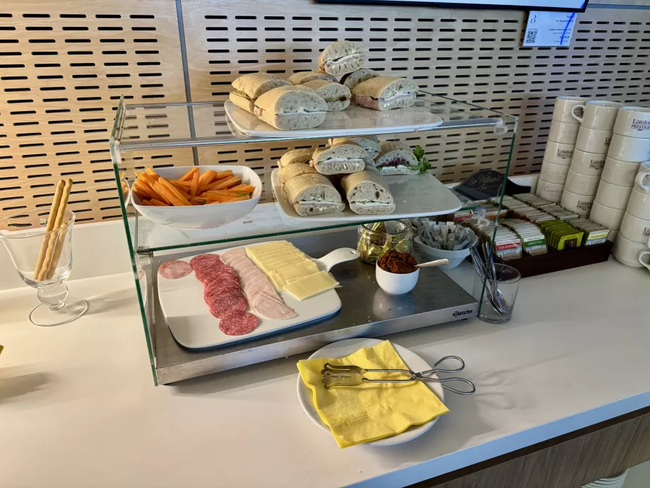 Baguetes, salame, fiambre e queijo