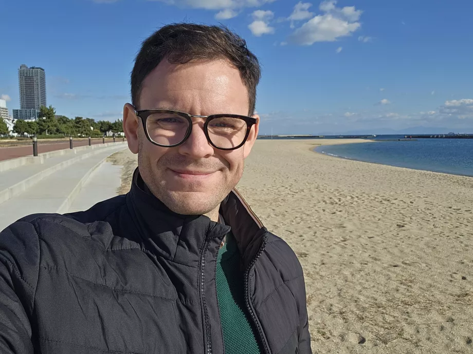 Eu na praia de Suma durante o inverno