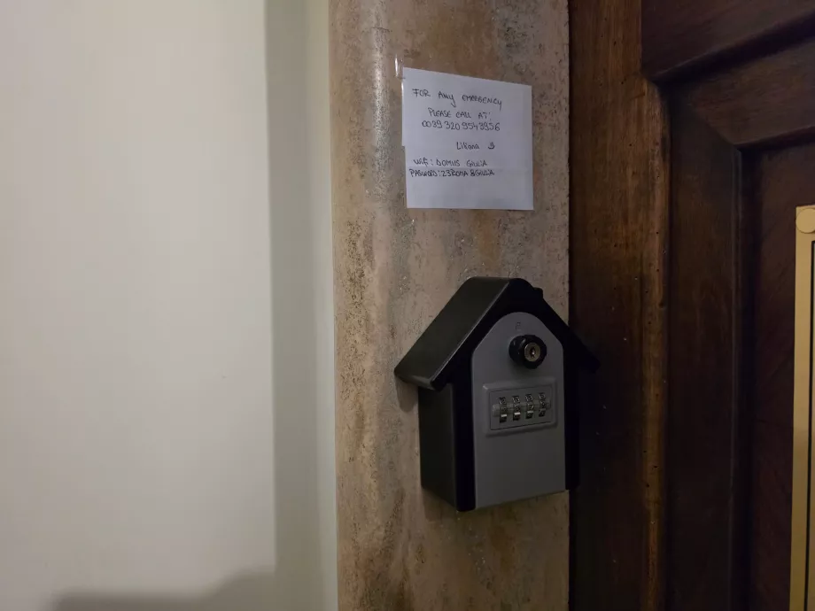 Porta-chaves (para check-in fora do horário de funcionamento da receção)