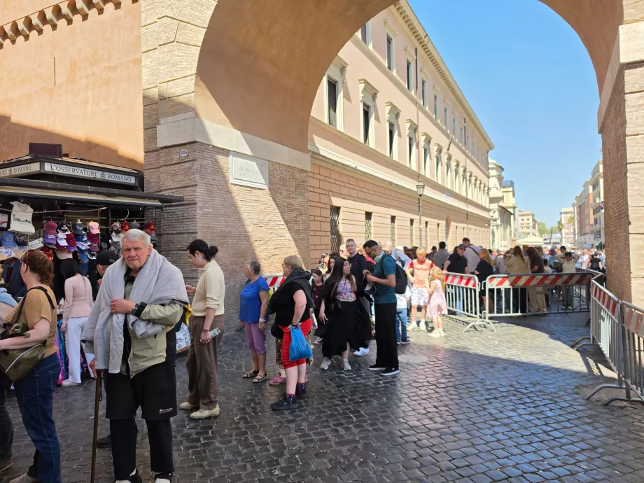 Fila de espera para a Basílica de São Pedro (com reserva)