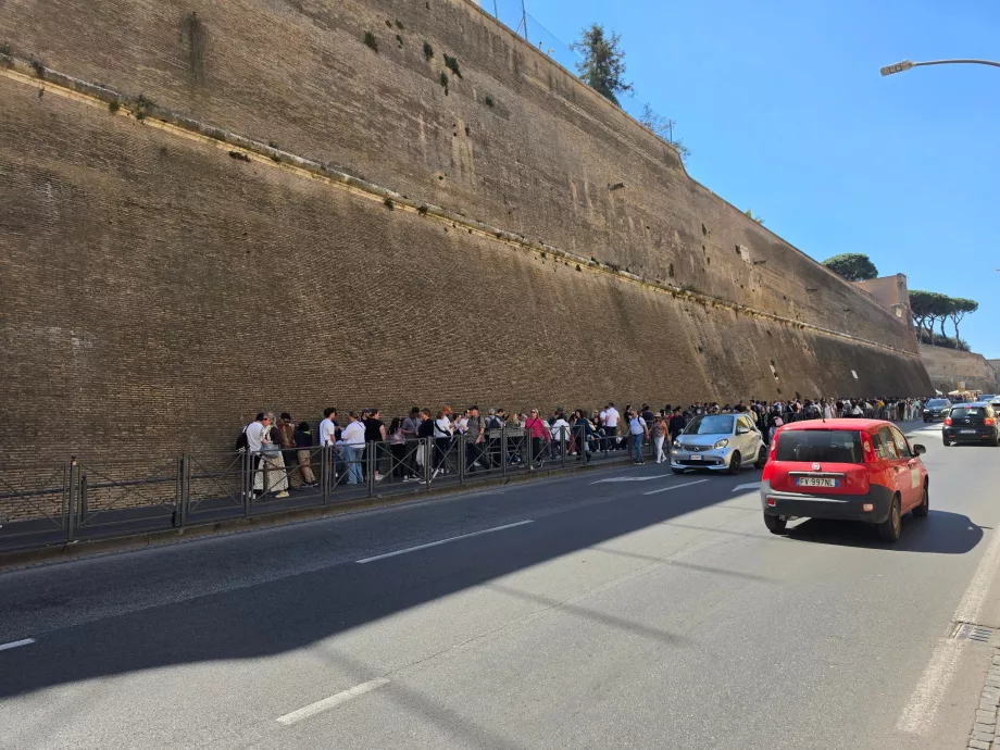 Fila de espera para os Museus do Vaticano