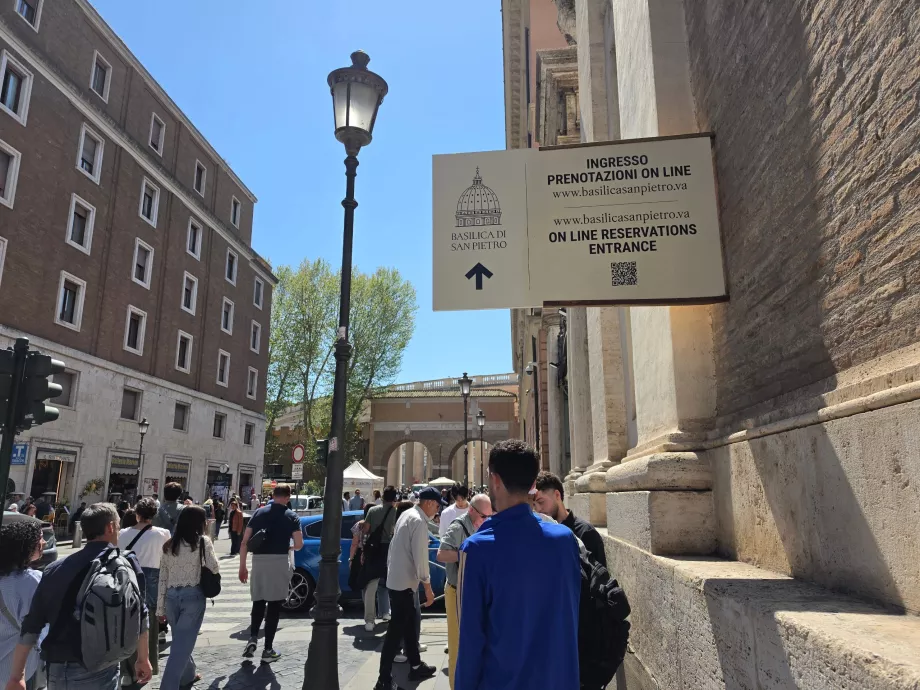 Fila de espera para a Basílica de São Pedro (com reserva)