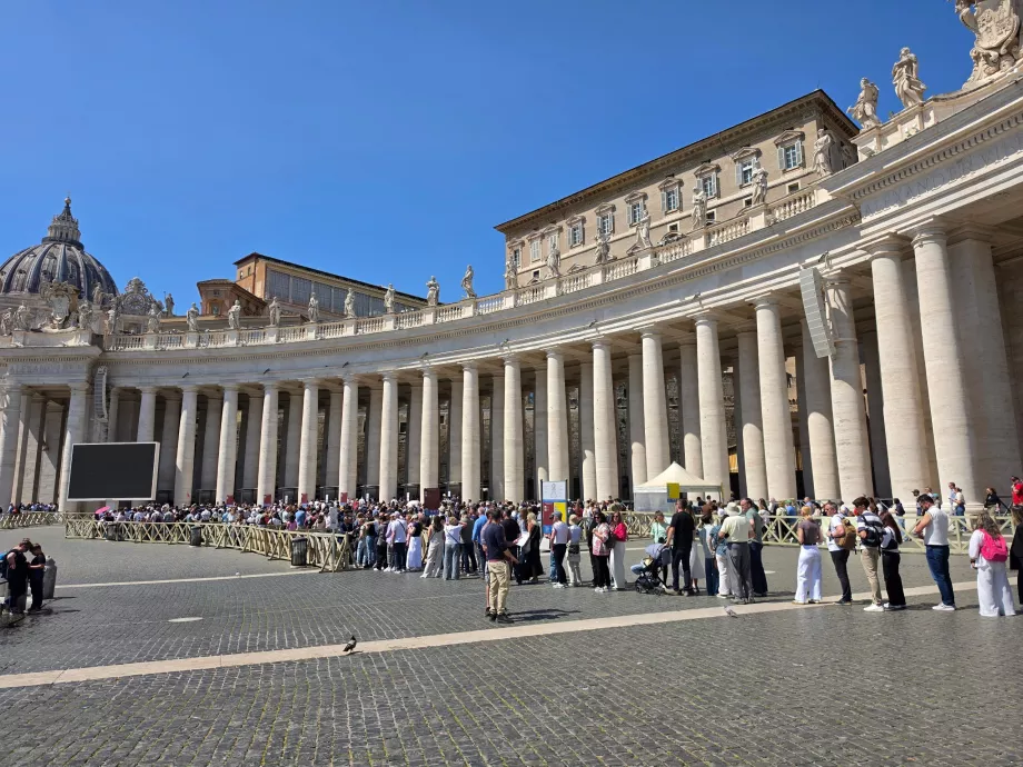Fila de espera para a Basílica de São Pedro (sem reserva)