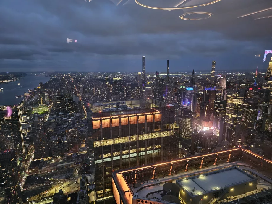 Vista da parte interior do miradouro "The Edge"