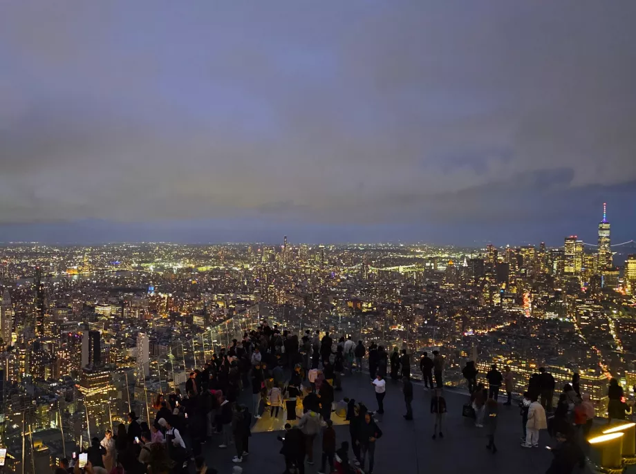 O miradouro "The Edge" à noite