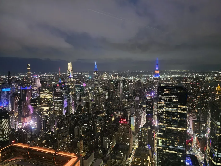 O miradouro "The Edge" à noite