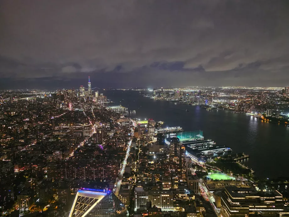 Vista nocturna do "The Edge"