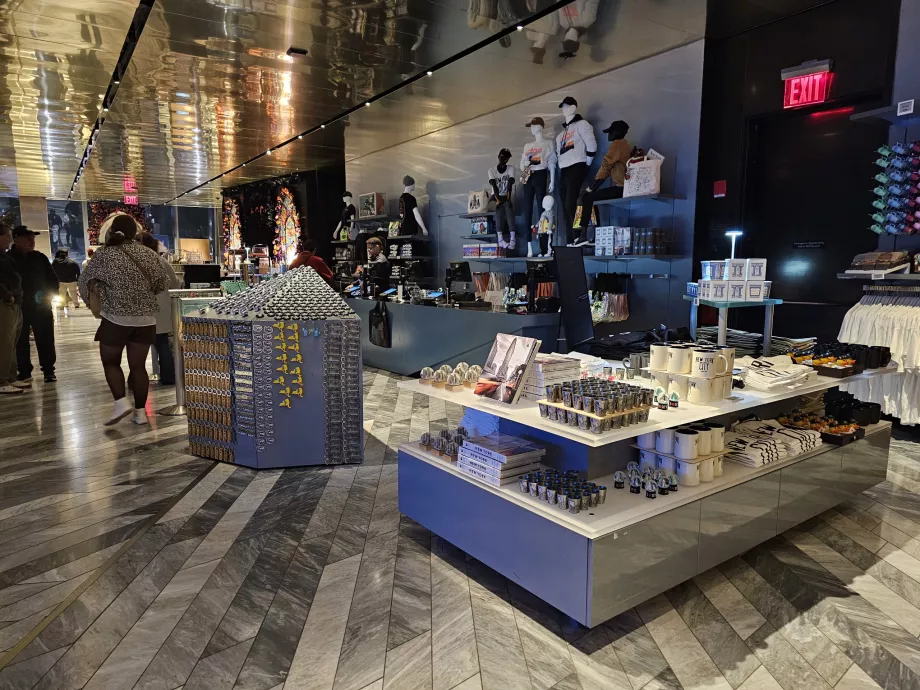 A loja de recordações à saída do "The Edge"