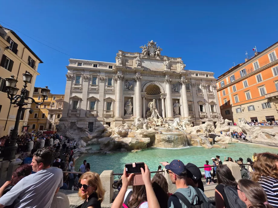 Multidões em frente à Fonte de Trevi
