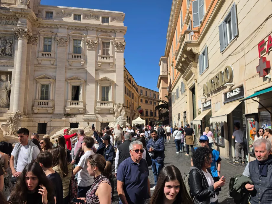 Fila de espera para a parte paga da Fonte de Trevi