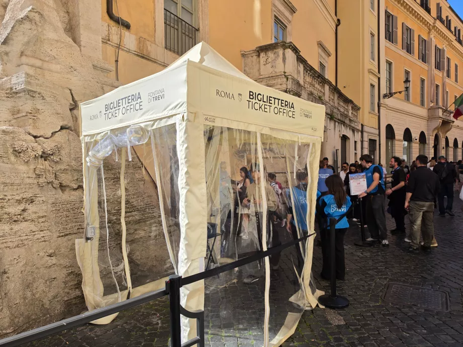 Entrada para a secção paga da Fonte de Trevi
