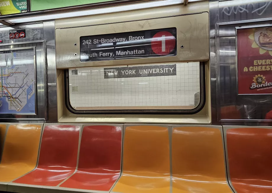 Interior de uma carruagem de metro antiga