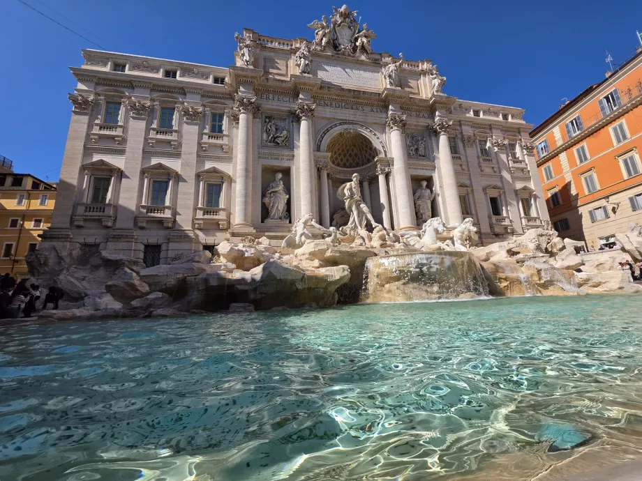 Fontana di Trevi, vista da galeria paga