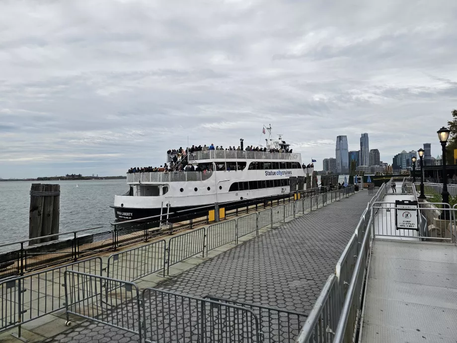 Doca de barcos Statue City Cruises