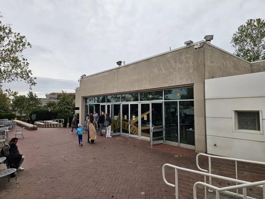 Cafés no museu e no cais