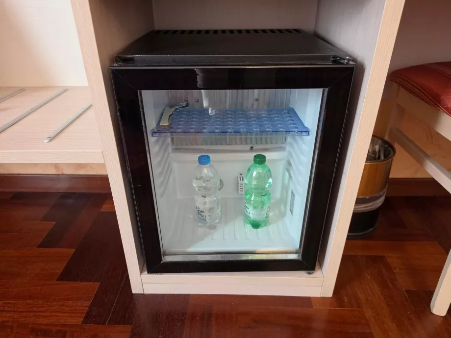 Frigorífico e água gratuitos