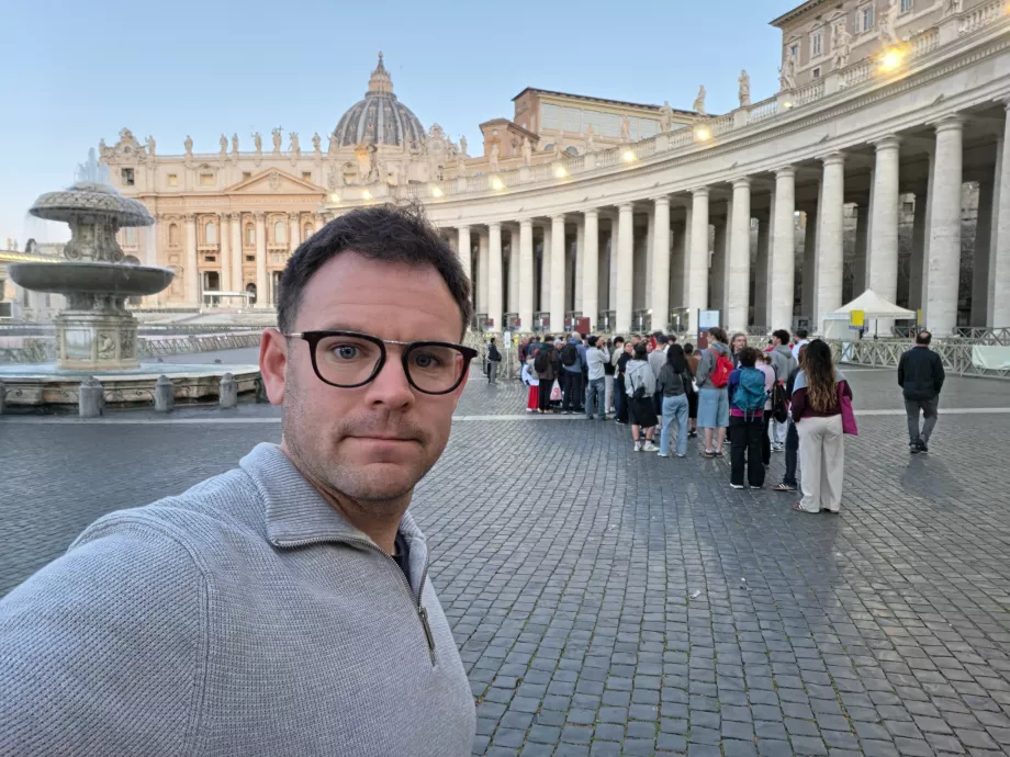 Pequena fila para a Basílica de São Pedro de manhã cedo