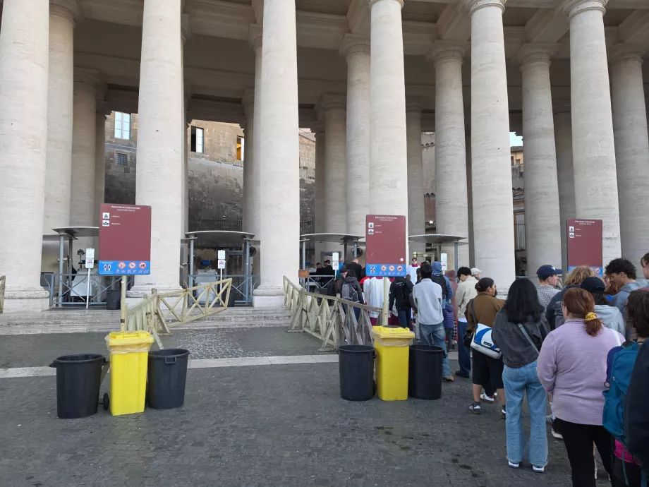 Controlo de segurança antes de entrar na Basílica de São Pedro