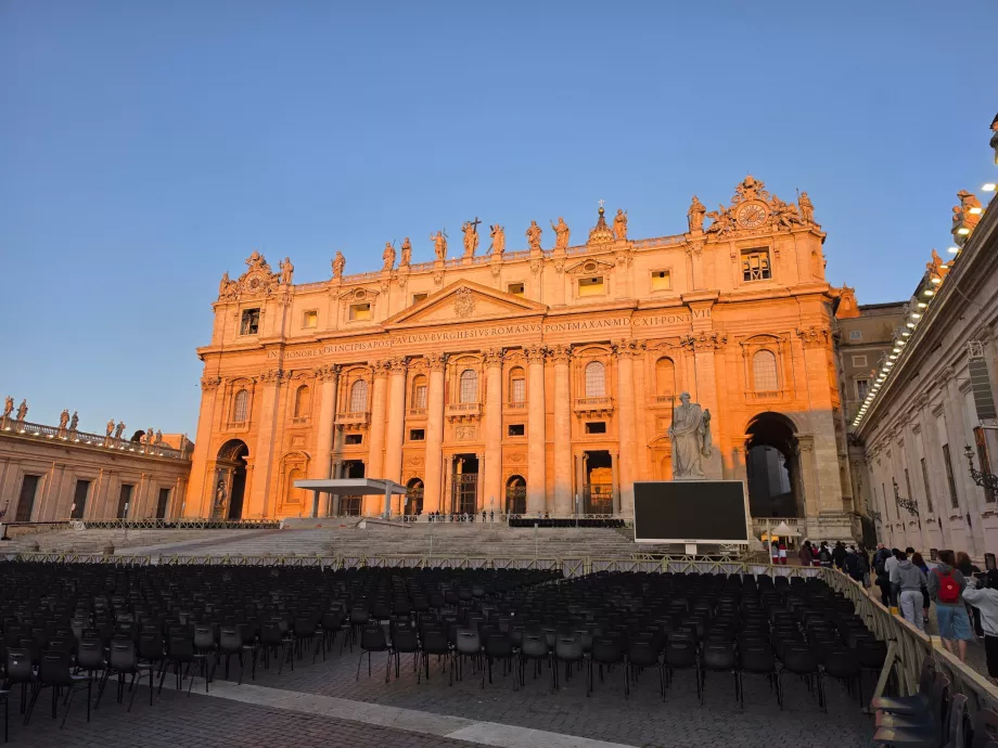 A Basílica de São Pedro iluminada pelo sol da manhã