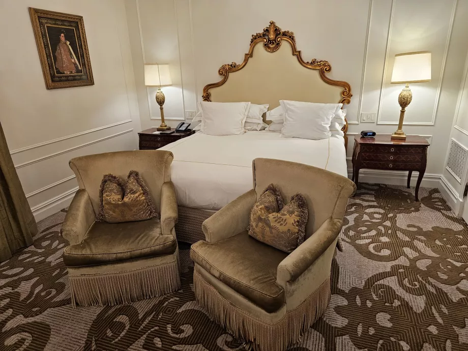 Quarto - cama e cadeirões