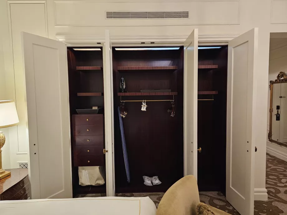 No interior dos armários