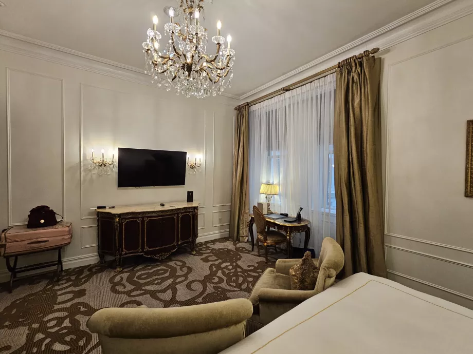 Quarto - TV e janela