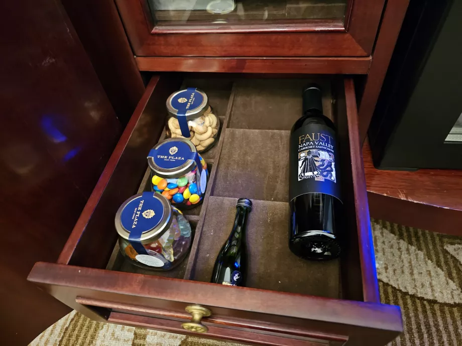 Doces e vinho no mini-bar