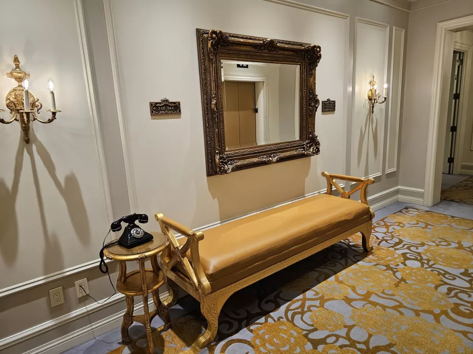 Sofá junto ao elevador