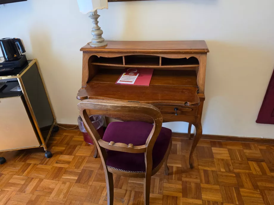 Mesa de trabalho no quarto