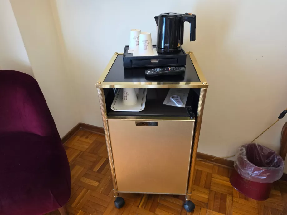 Chaleira e copos de papel