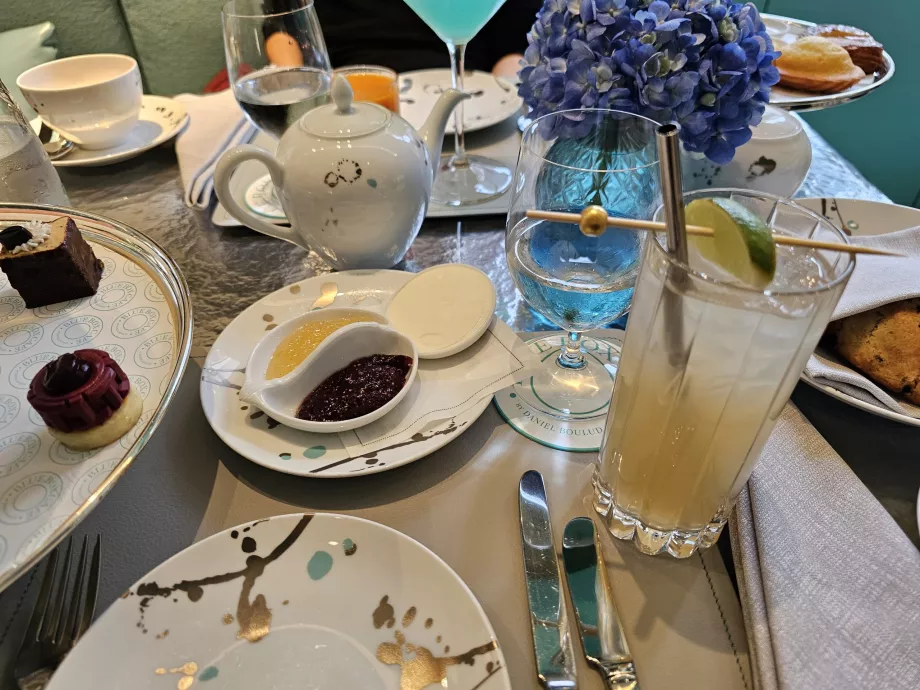 Blue Box, marmelada, manteiga e cocktail