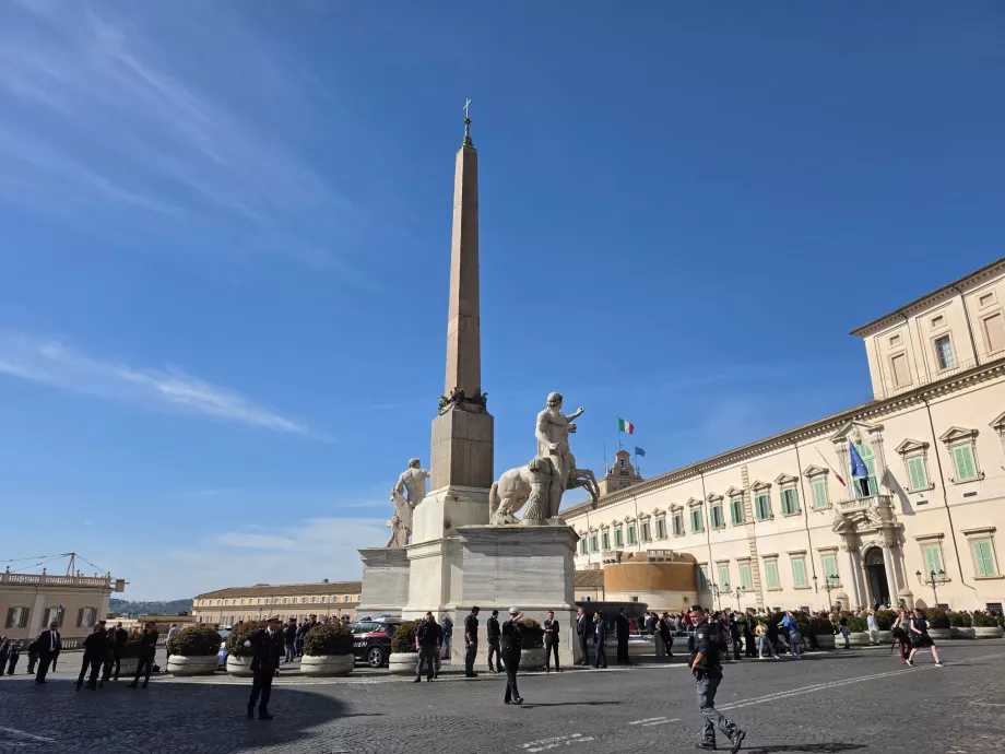 Praça em frente ao Palácio do Quirinal