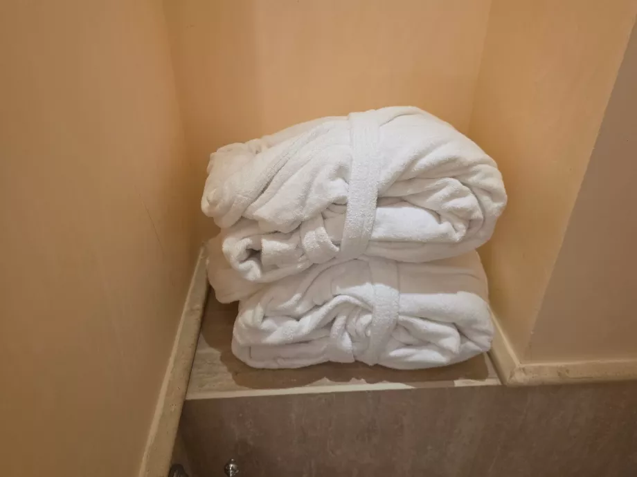 Roupões de banho no quarto
