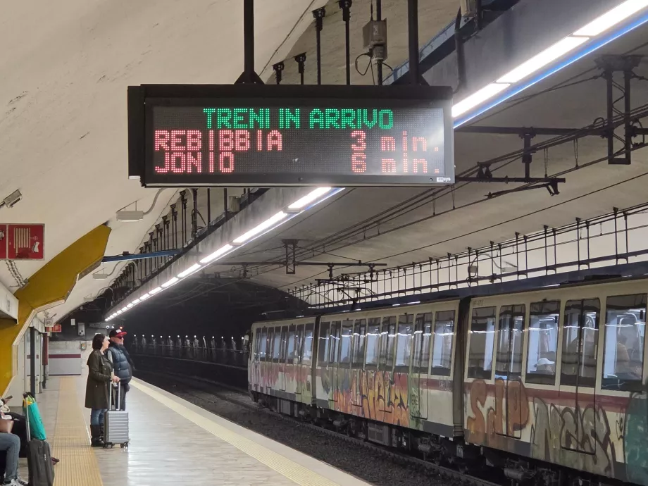 Painéis de informação no metro
