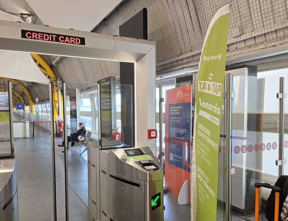 Pagamento com cartão à entrada da estação