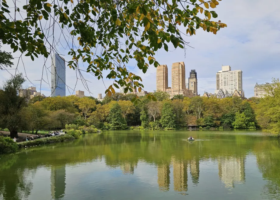 O lago e a linha do horizonte de Uptown
