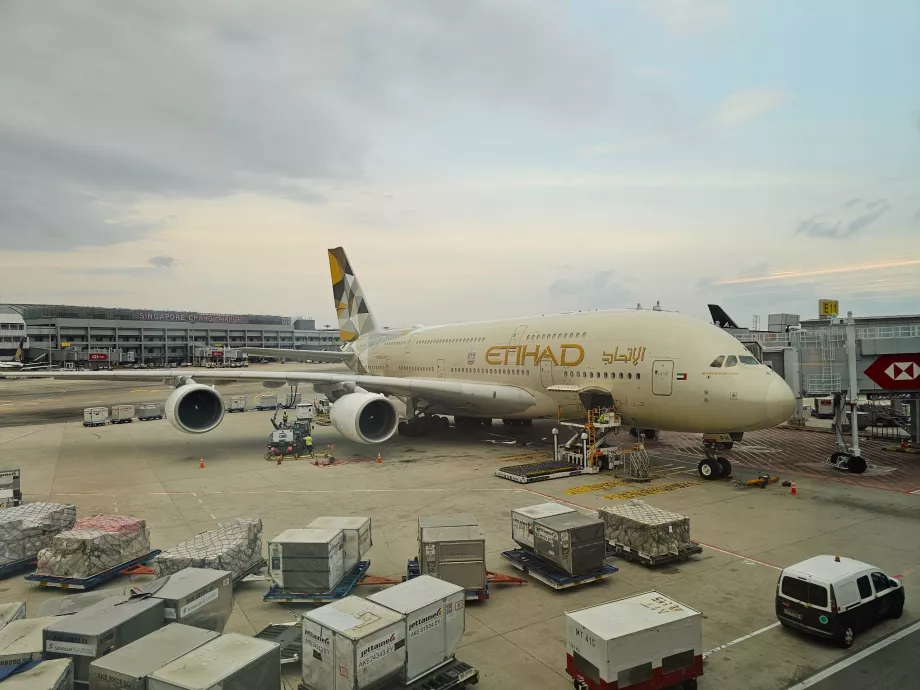 Um Airbus A380 na porta de embarque do Aeroporto de Singapura