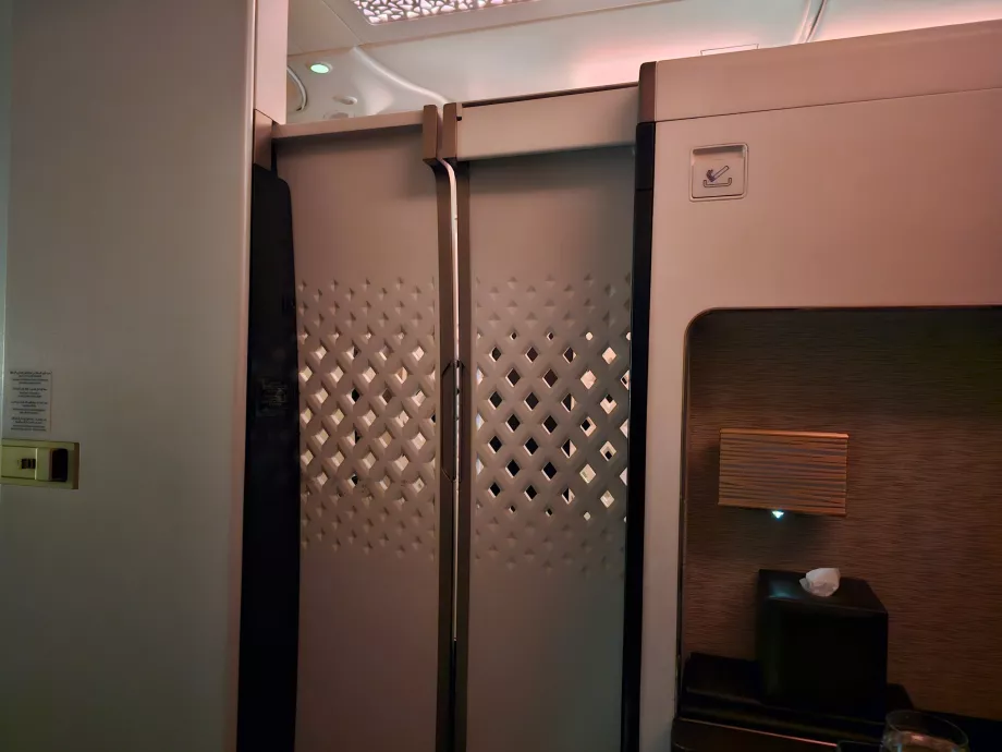 Uma porta fechada entre o assento e o corredor