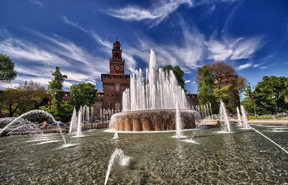 Fonte na praça em frente ao castelo