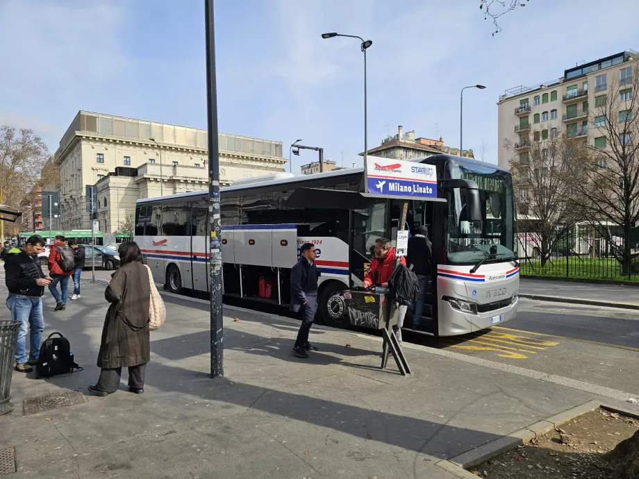 Paragem de autocarro em frente à estação de Centale