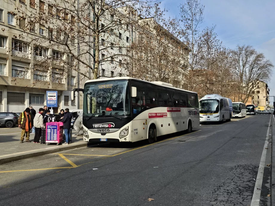 Paragem de autocarro na estação Milano-Centrale