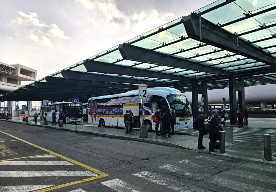 Paragem de autocarro para o centro da cidade de Milão