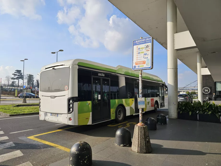 Paragem do autocarro de transporte gratuito no Terminal 1