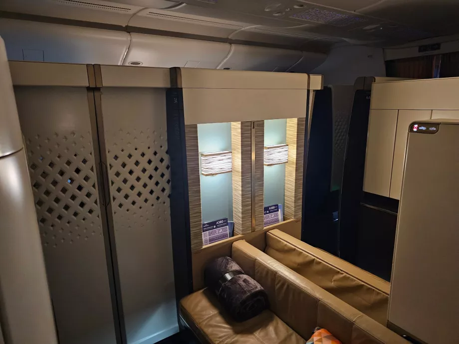 A porta de ligação entre os apartamentos 3A e 4A e a porta fechada que dá acesso ao beco
