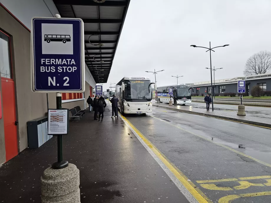 Paragens de autocarro para Milão em frente ao Terminal 2