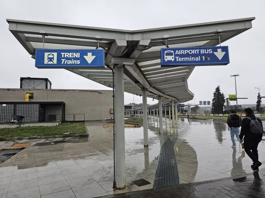 Percurso a pé até à estação de comboios do Terminal 2