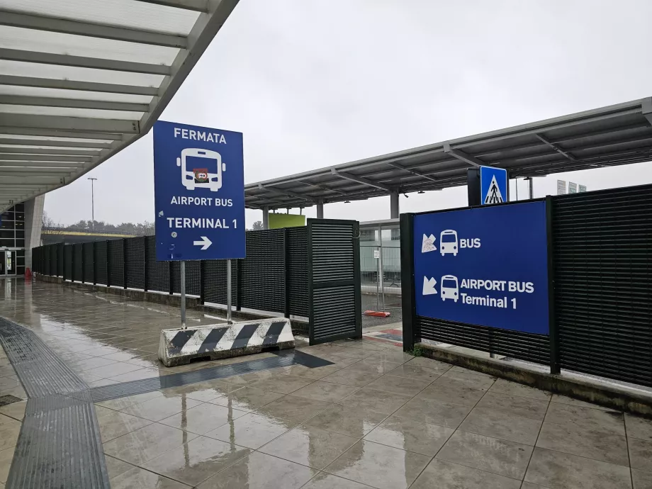 Paragem do autocarro shuttle no Terminal 2