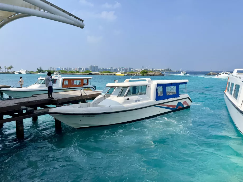 De barco do aeroporto para Malé